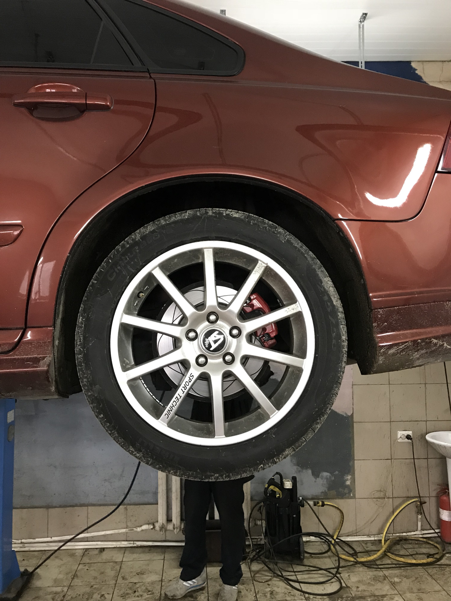 подкатной домкрат ваз 2107. колесо машины. ваз 2107 домкратить. 12175 опора домкрата. вывесить колеса.