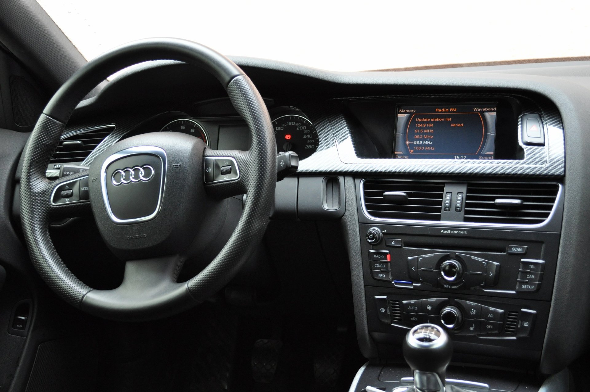 Глянец отсвечиват и бликует — Audi A4 (B8)