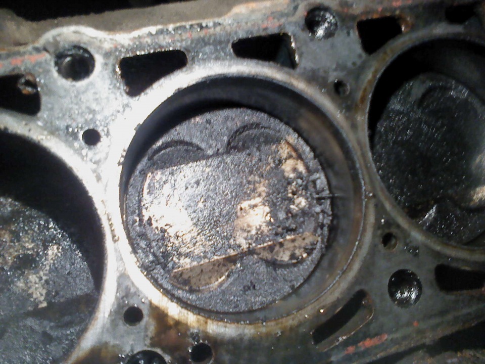 Почему гнут клапана. Загнуло клапана Приора 16 клапанов. Загнуло клапана ВАЗ 2111. ВАЗ 2110 16 клапанов загнуло клапана. Двигатель аее 1.6 гнутые клапана.