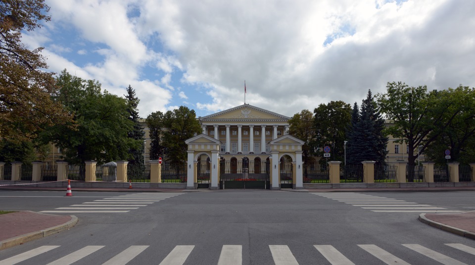 С чем связано название смольный. 4851ef8s 960. С чем связано название смольный фото. С чем связано название смольный-4851ef8s 960. картинка С чем связано название смольный. картинка 4851ef8s 960. Наследница царского престола Елизавета Петровна решила провести последние годы своей жизни в тишине и покое монастыря в окружении ста двадцати благородных девиц. Уже будучи императрицей, она указала построить монастырь на месте «Смольного дома» — дворца, в котором она провела юность. В монастырский комплекс должны были войти храм с домовыми церквями и колокольней и институт для девушек из дворянских семей. Архитектор собора — Бартоломео Франческо Растрелли.