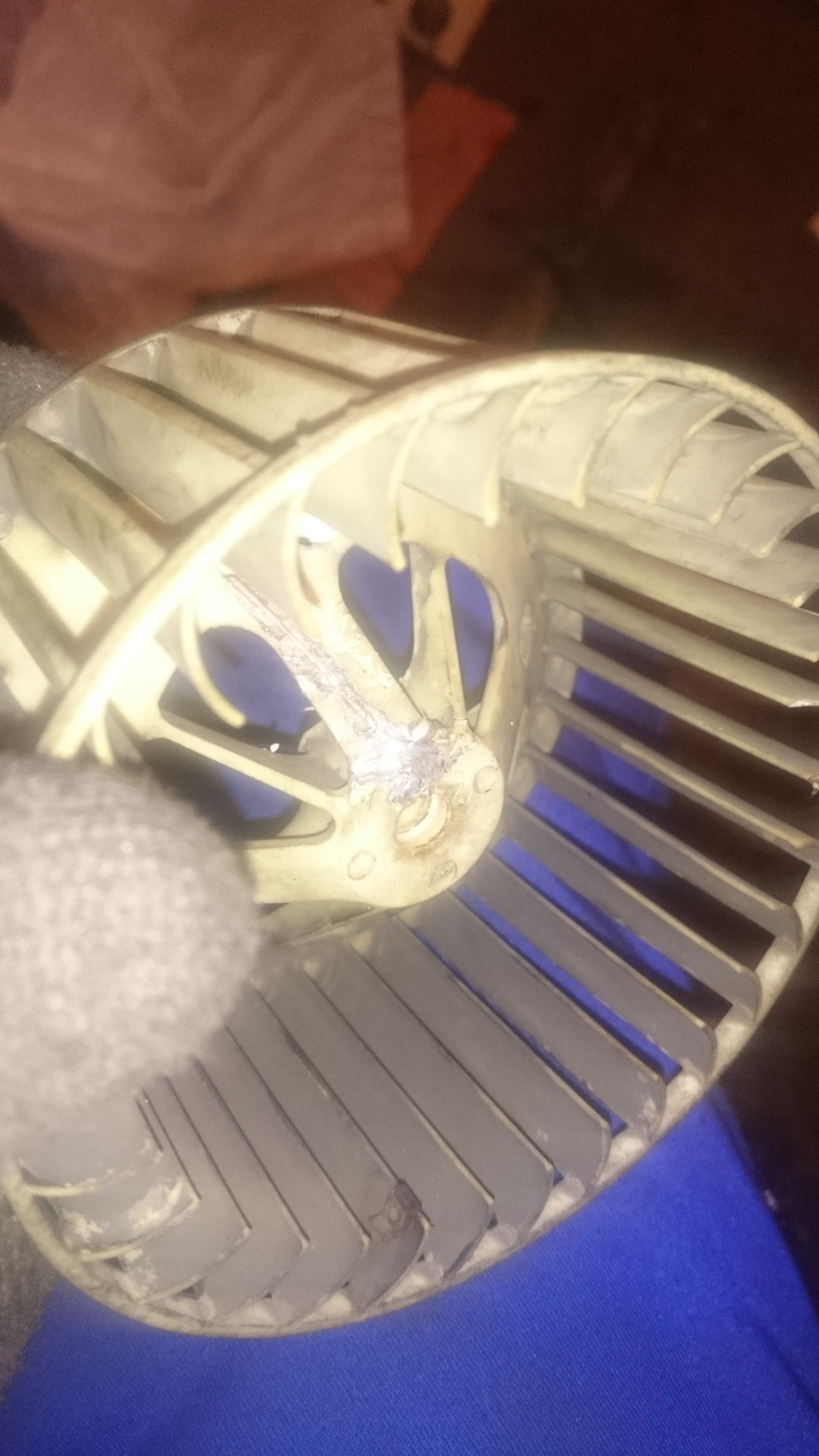 И попытка ремонта ротора вентилятора, который благополучно наебнул при съеме этих лопастей 😂😂😂 — Opel Omega A