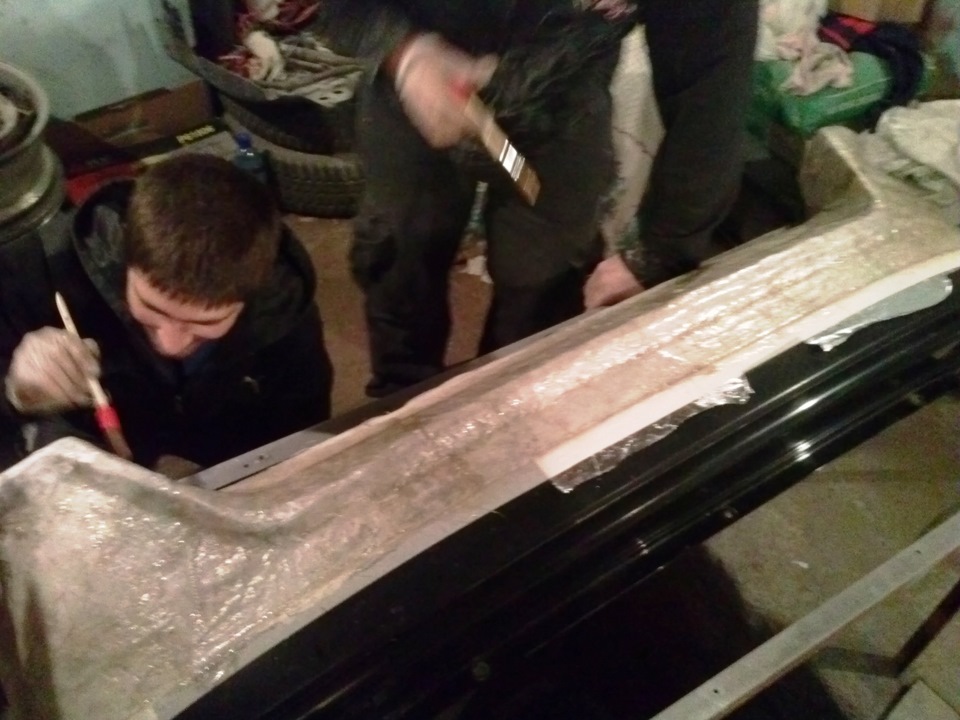 День второй. Залили смолои заднии бампер, начали паять передний ...