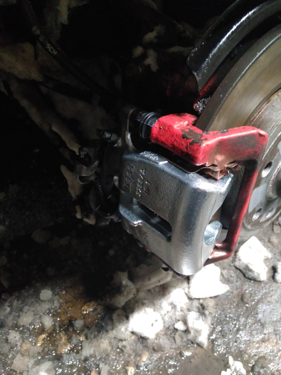 # 47 Замена заднего суппорта — Audi A4 (B7), 2 л, 2006 года | визит на ...