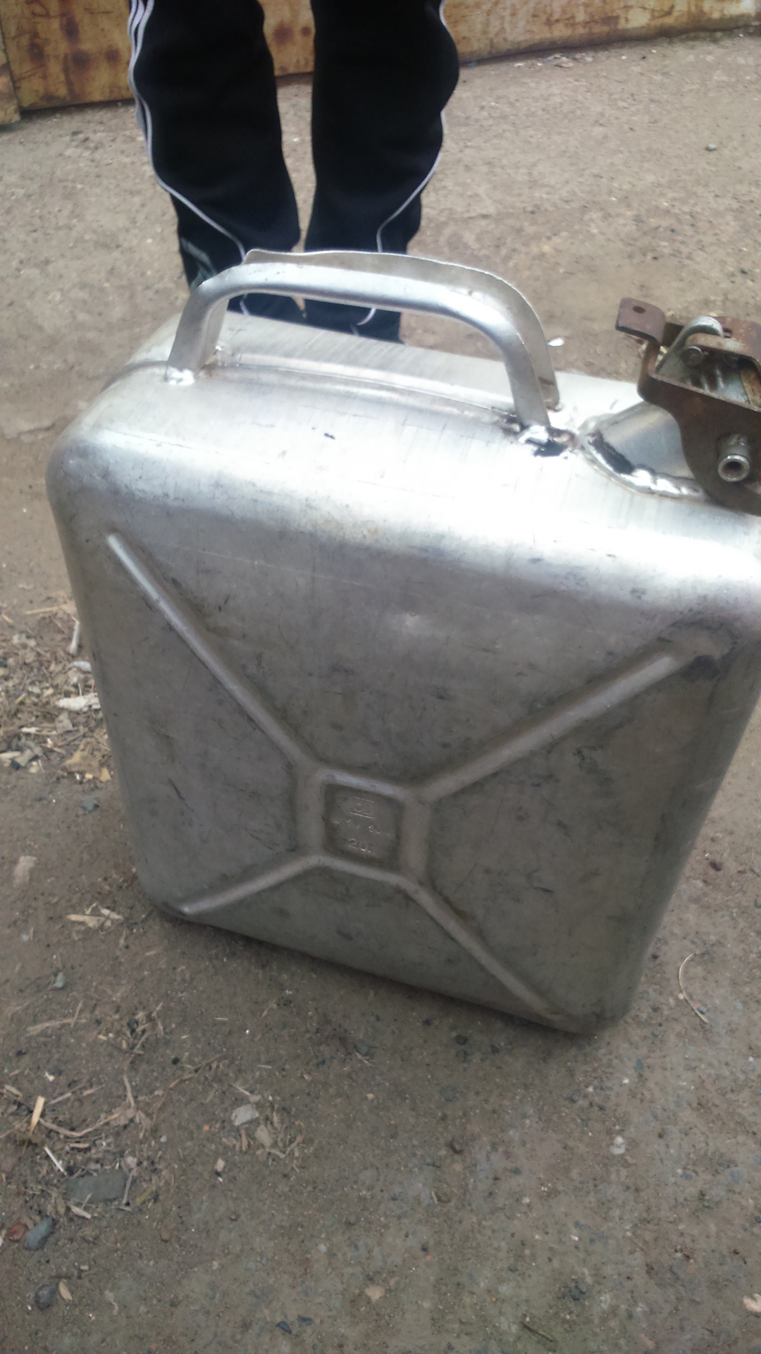 Бак из алюминиевой канистры. Бак из алюминиевой канистры. Как выпрямить канистру пластиковую. Как выпрямить алюминиевую канистру. Крышка к алюминиевой канистре.