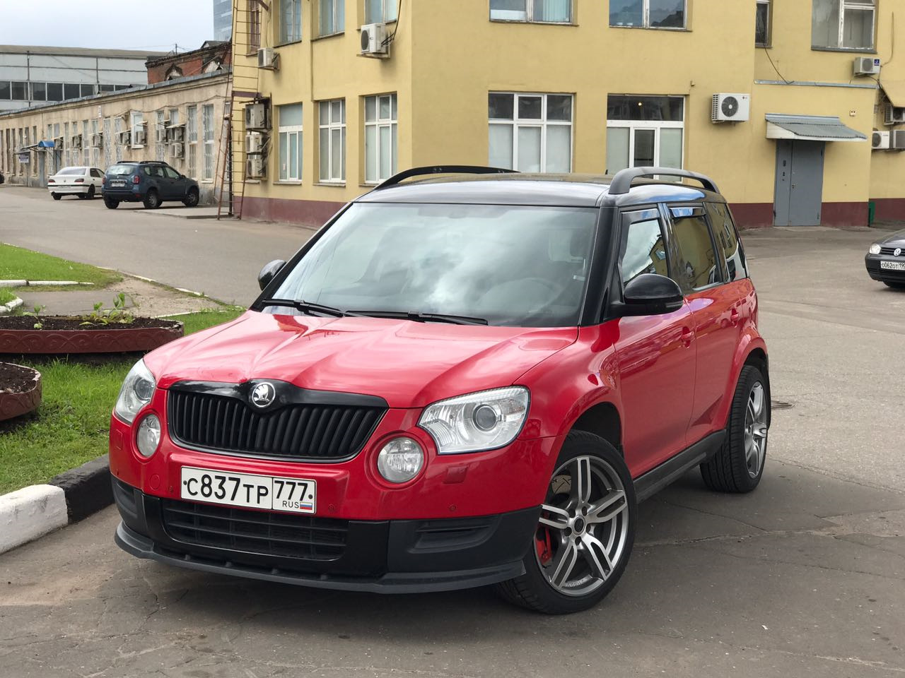 Красный йети. Skoda Yeti красный. Шкода Йети Вишневая. Skoda Yeti 2013 Tuning. Шкода Йети хром.