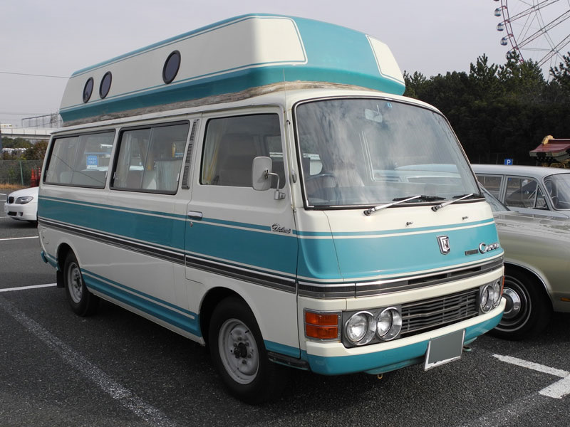 Старого каравана. Ниссан Караван кемпер. Nissan Caravan автобус. Старые японские автобусы. Японский ретро автобус.