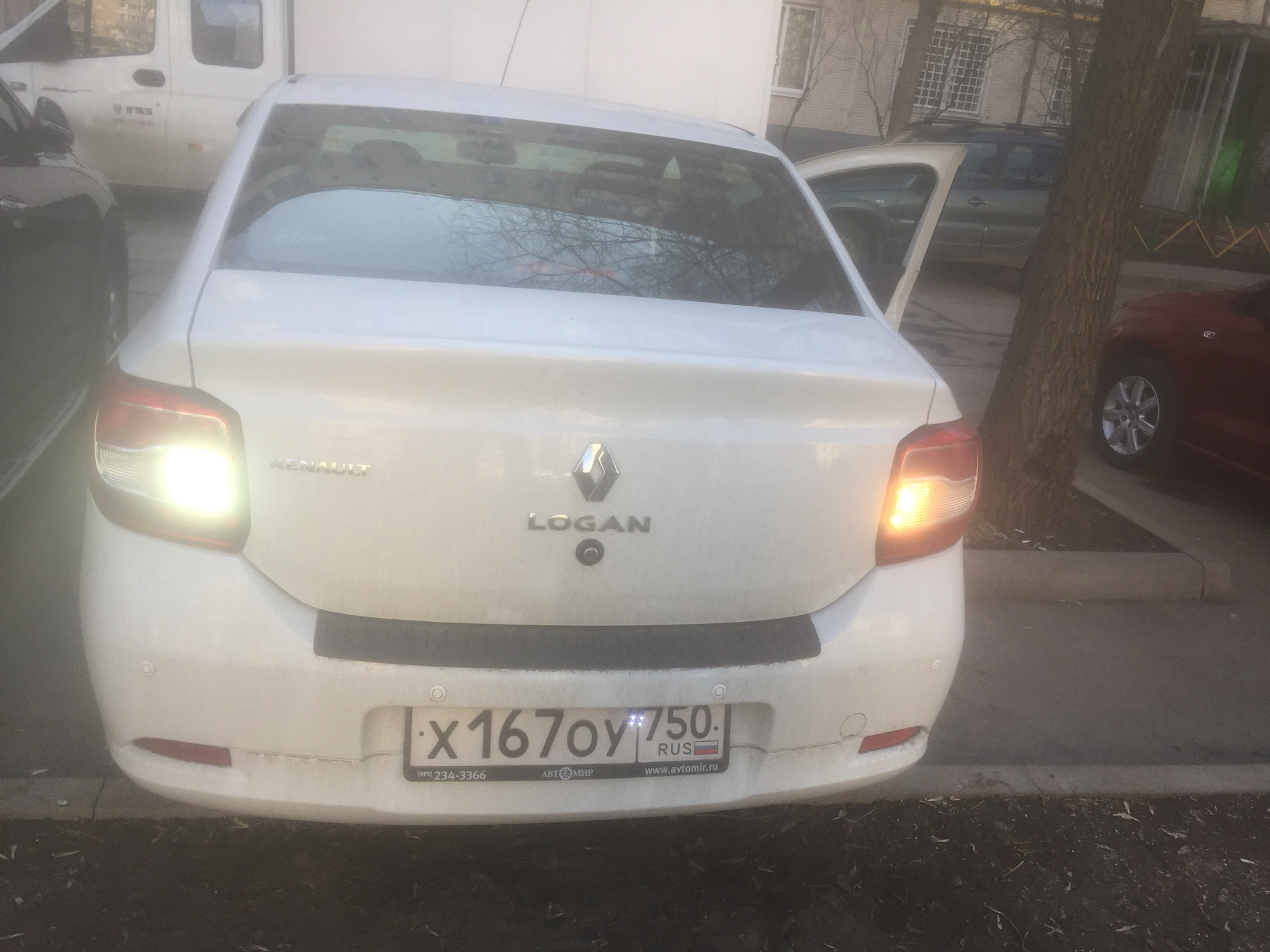 Задний ход рено логан 1. Рено светит только один задний ход.