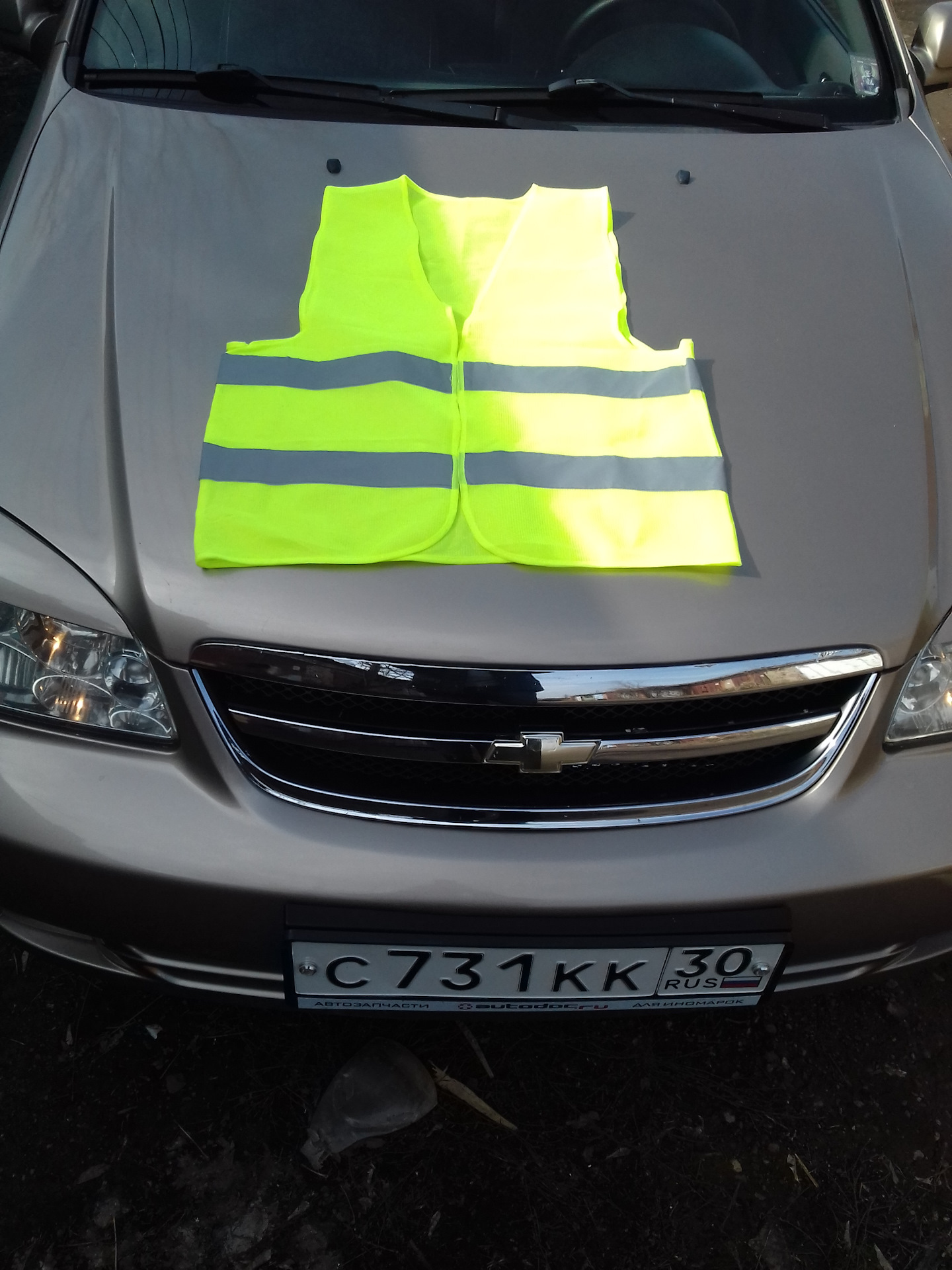 Светоотражающая жилетка. — Chevrolet Lacetti SW, 1,6 л, 2006 года ...