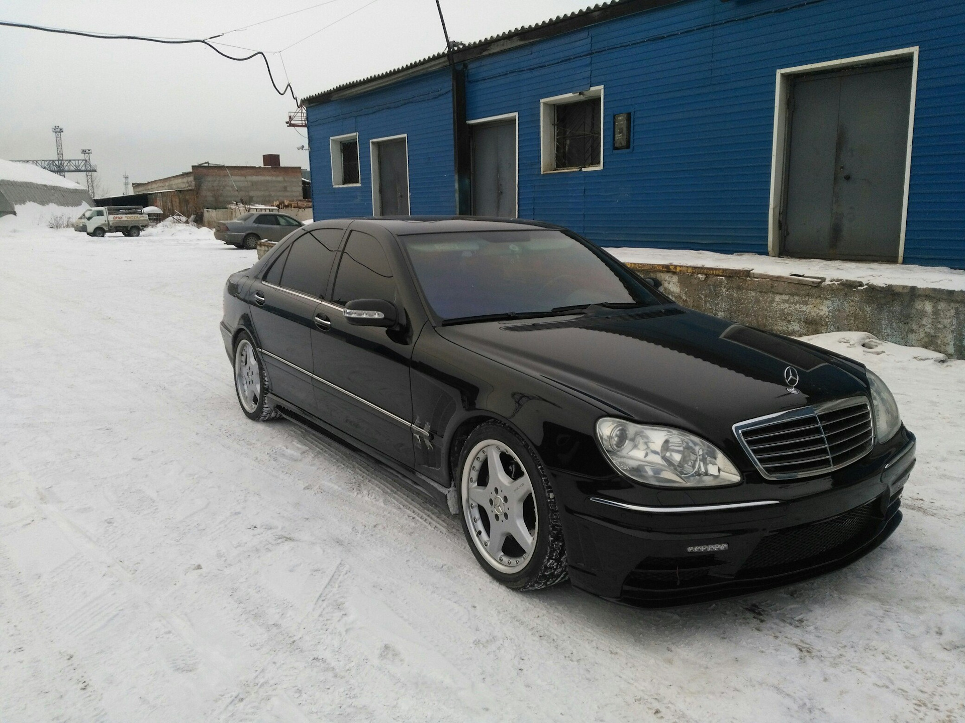 220 черный. Мерседес s 220 чёрный. Мерседес w220 черный. Мерседес w220 черный тонированный. Мерседес 220 АМГ черный.