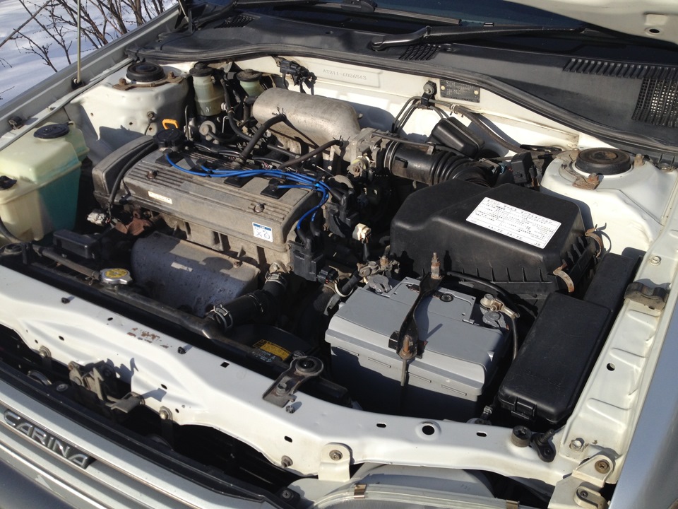 Тойота калдина 2001 акб. Подкапотка калдина 210. Двигатель тойота калдина 1. Контрактный двигатель 7a-fe. 7afe 1.