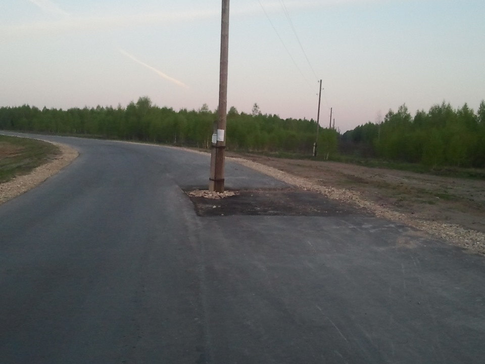 Ну дорога. Столб по середине дороги во Владимирской области. Столб посреди дороги. Столб на дороге. Столб по середине дороги.