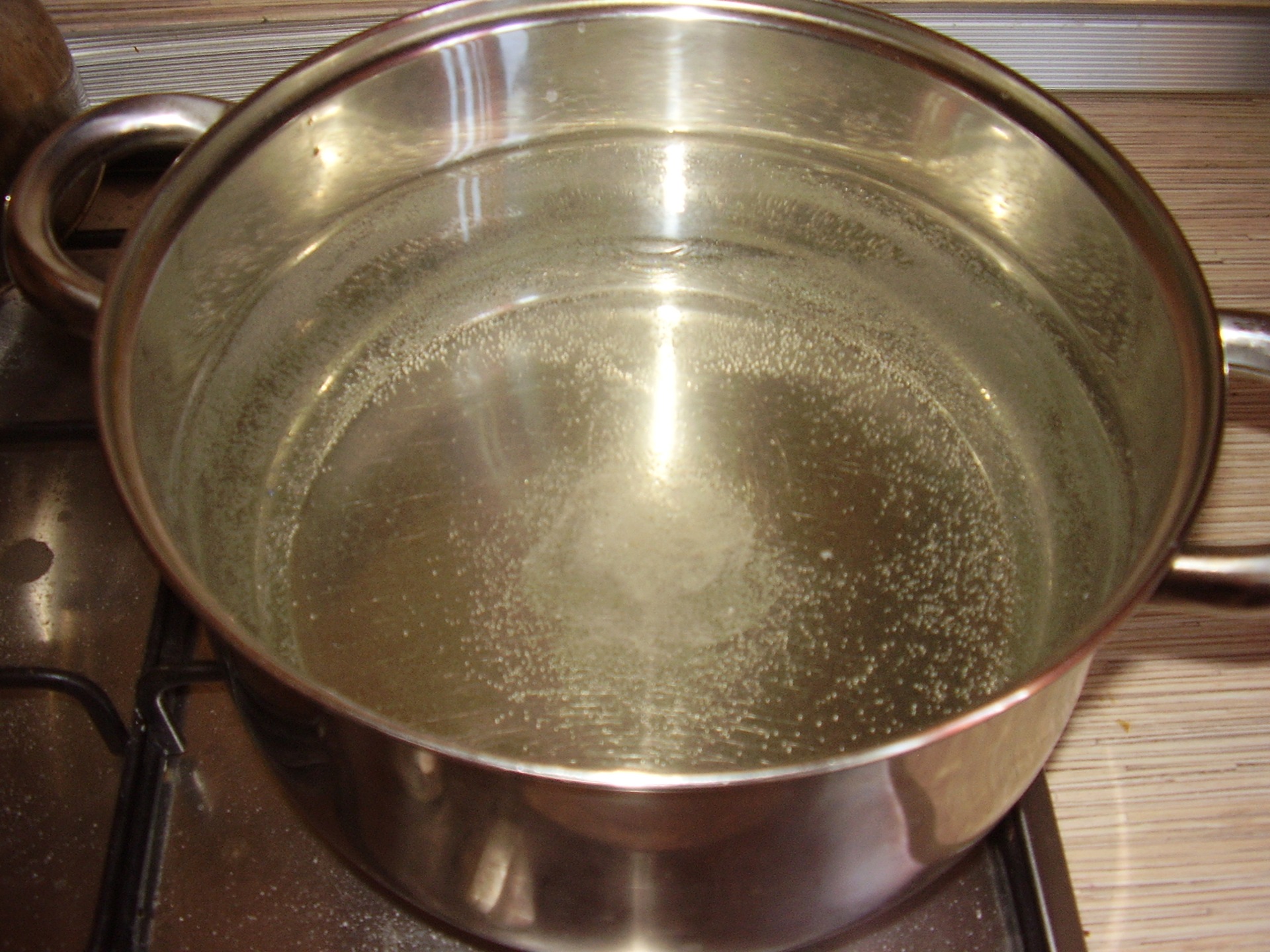 Доводит до кипения за 20 минут. Кастрюля с водой. Трехлитровая кастрюля. Налить воду в кастрюлю. Холодная вода в кастрюле.