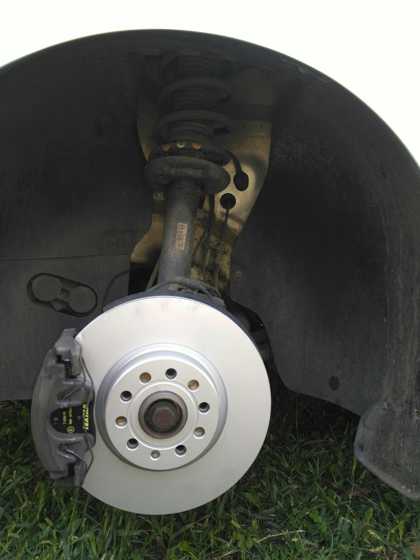 Замена передних колодок и дисков Textar 92120505 диск, 2358701 колодки ...