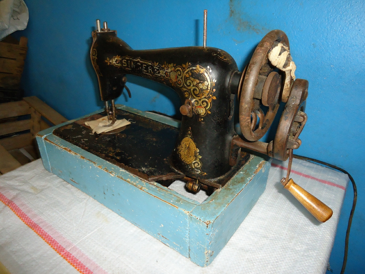 Сколько стоят старинные машинки. Старинная швейная машинка. Древняя швейная машинка. Примитивные старинные Швейные машинки. Старые Швейные машинки Adler.