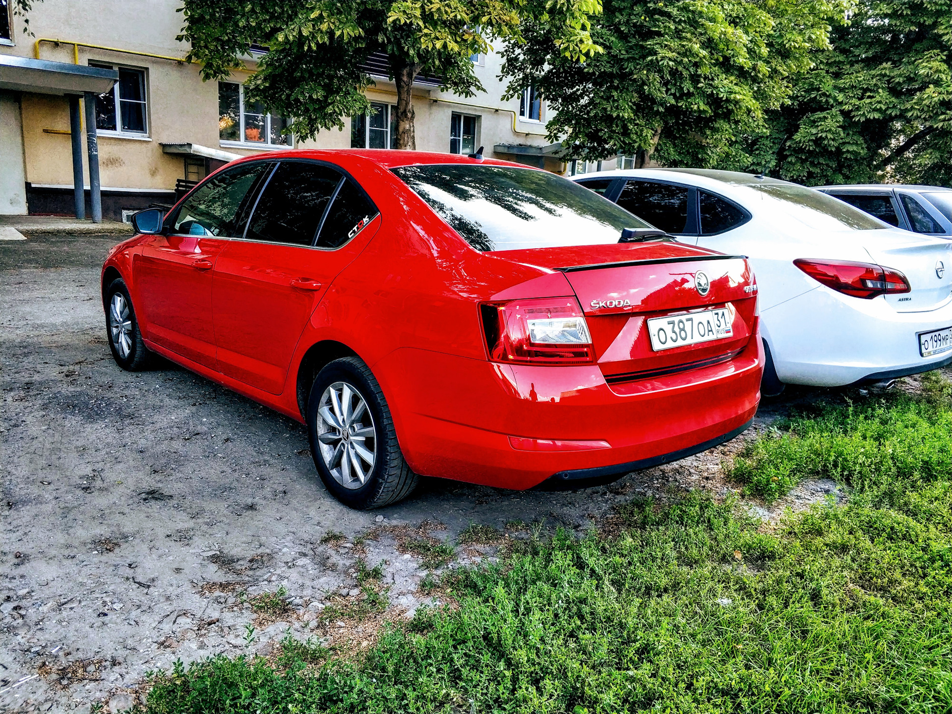 Octavia red. Красная Octavia. Шкода Октавия красная. Шкода Октавия Блэк эдишн красная. Шкода Октавия красная с черной крышей.