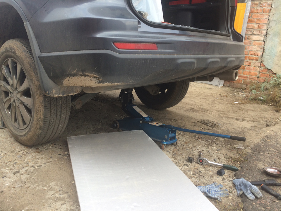 Замена задних втулок стабилизатора — Honda CR-V (RE), 2 л, 2010 года ...