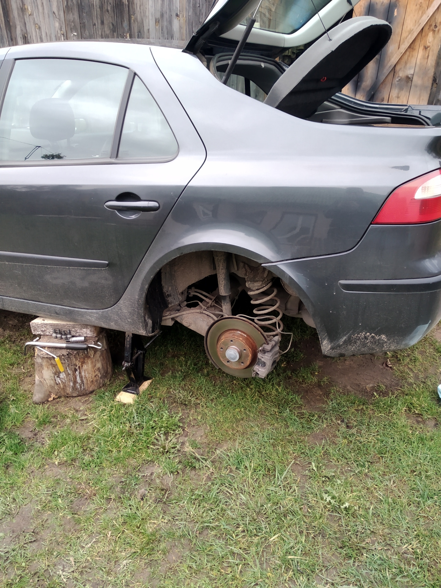 Замена задних пружин. — Renault Laguna II, 2 л, 2004 года | расходники ...