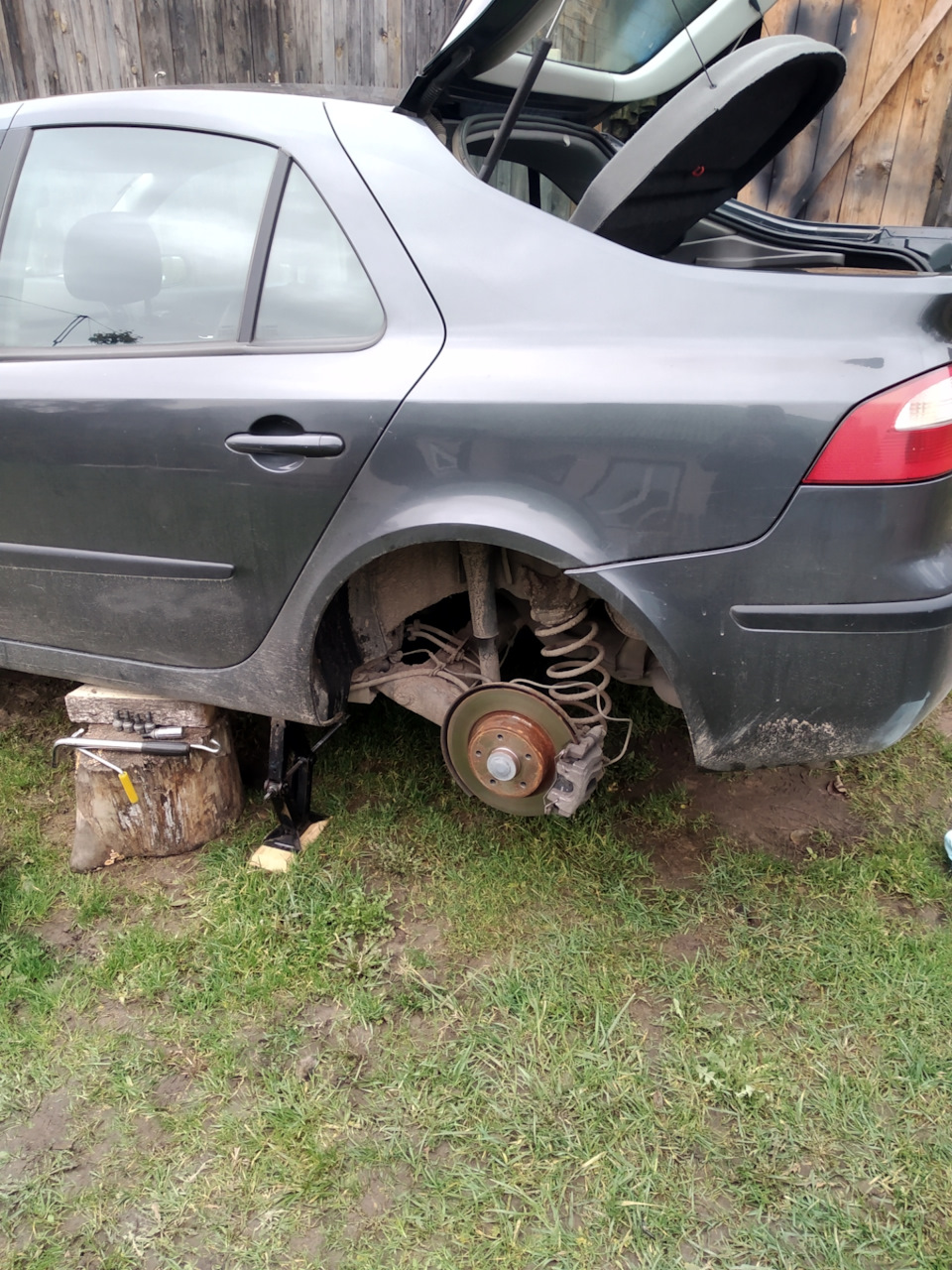 Замена задних пружин. — Renault Laguna II, 2 л, 2004 года | расходники |  DRIVE2