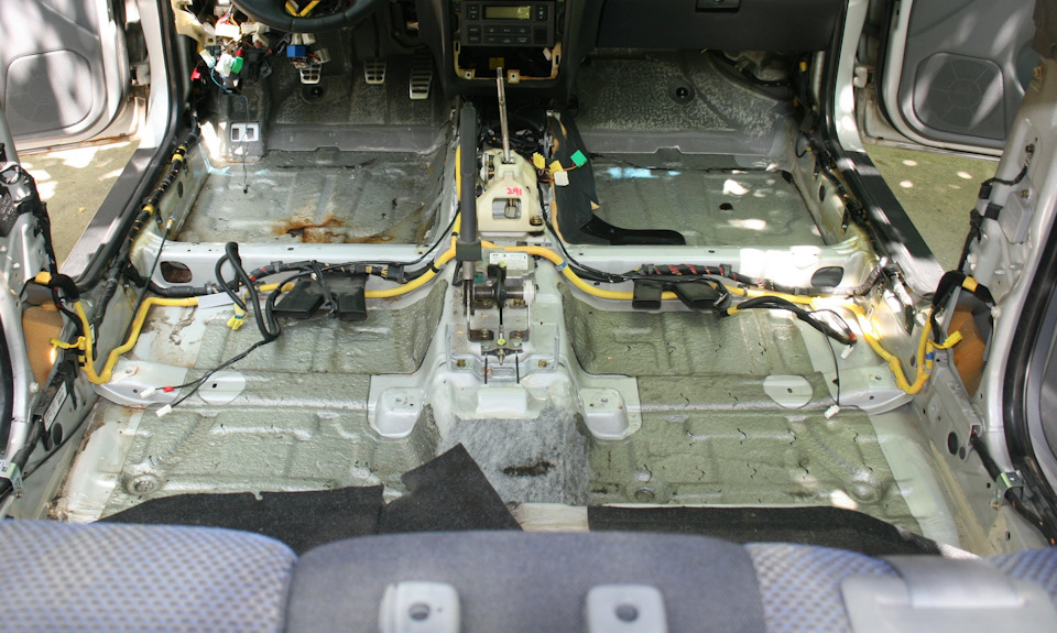 Обратите внимание на общее состояние днища — проблема только под водителем. Остальные места в идеале — Hyundai Elantra (3G)