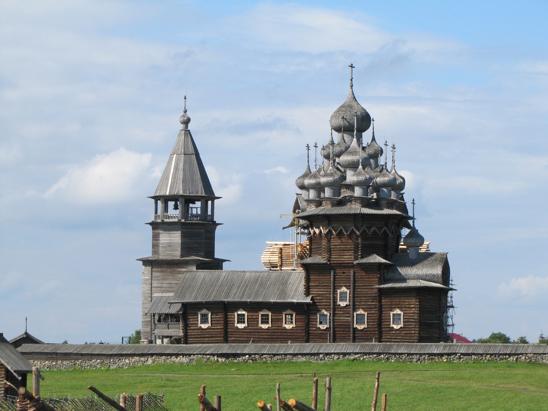 Храм без. Храм без единого гвоздя в России Кижи. Церковь в Кижах без единого гвоздя. Кижи Карелия Церковь без гвоздей. Церковь в Карелии без единого гвоздя.