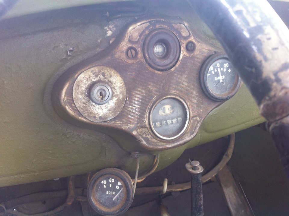 обратите внимание на щиток похож на американский как ?он там оказался — ГАЗ 67