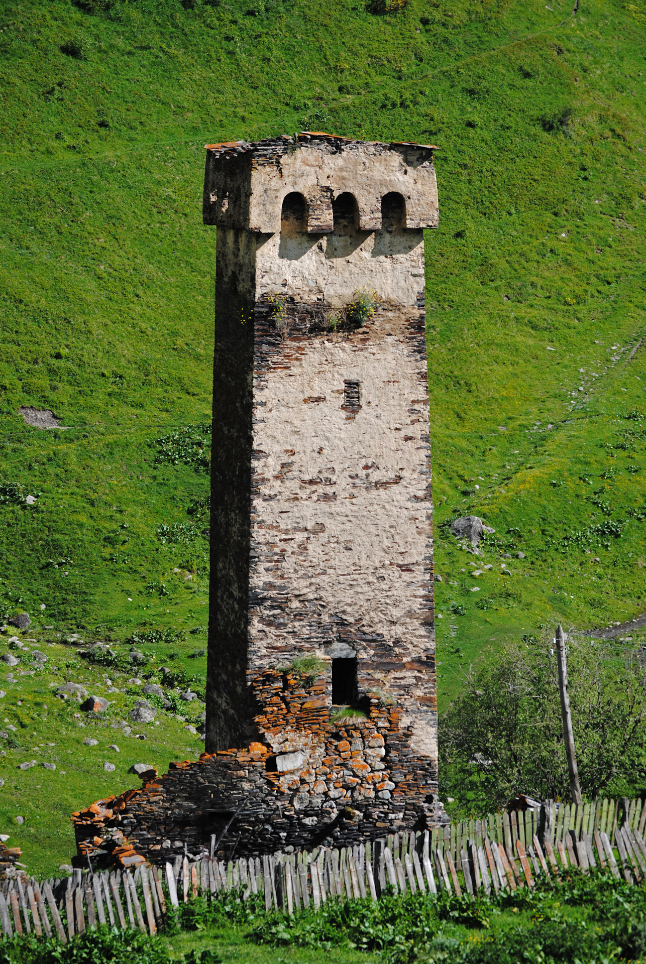 Замок Царицы Тамары В Дарьяльском Ущелье Фото