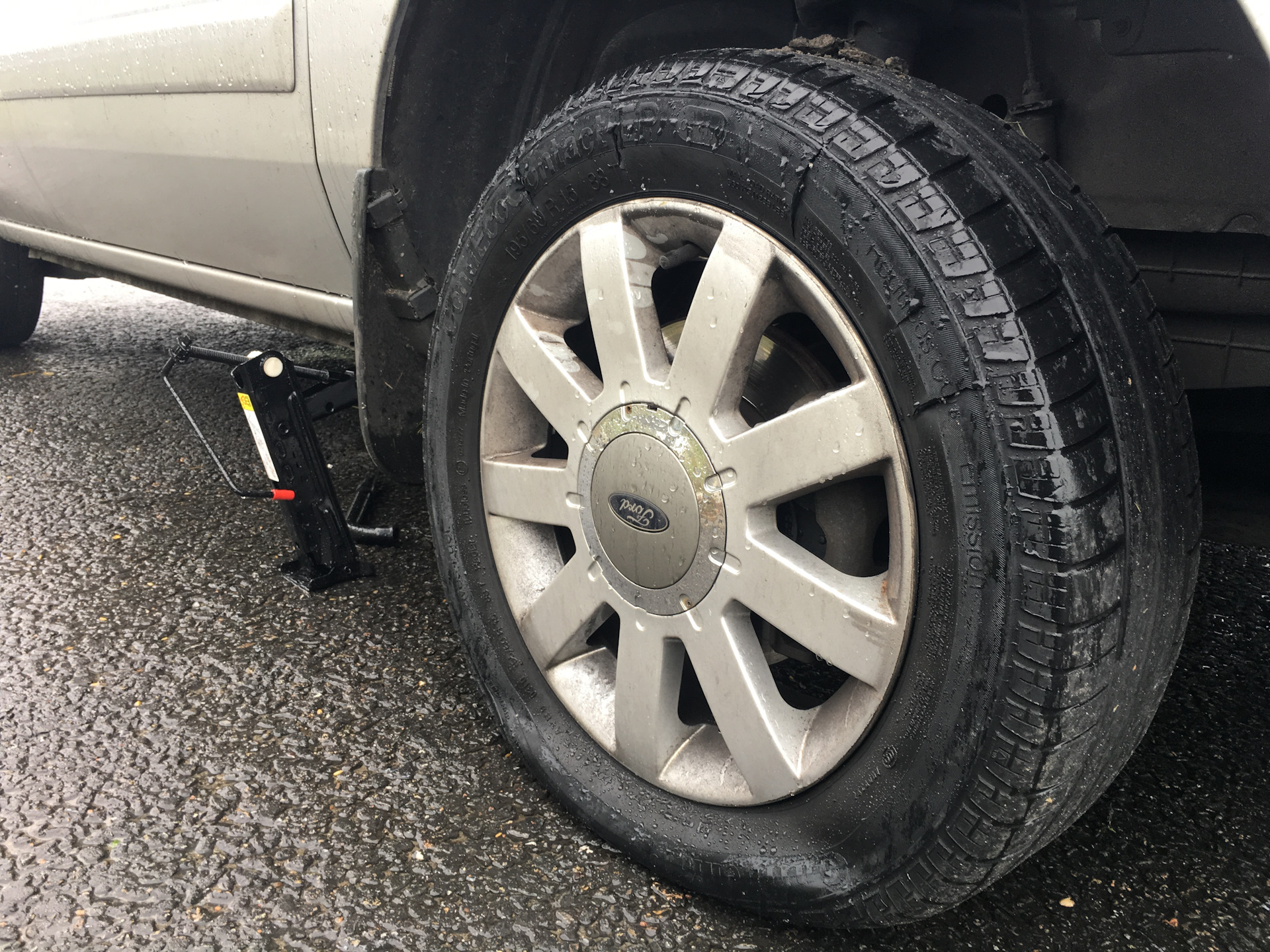 Лопнуло колесо. Лопнувшее колесо фото. Разорванное колесо у Грейт ВАЛЛ. BMW x5 колесо  лопнуло.