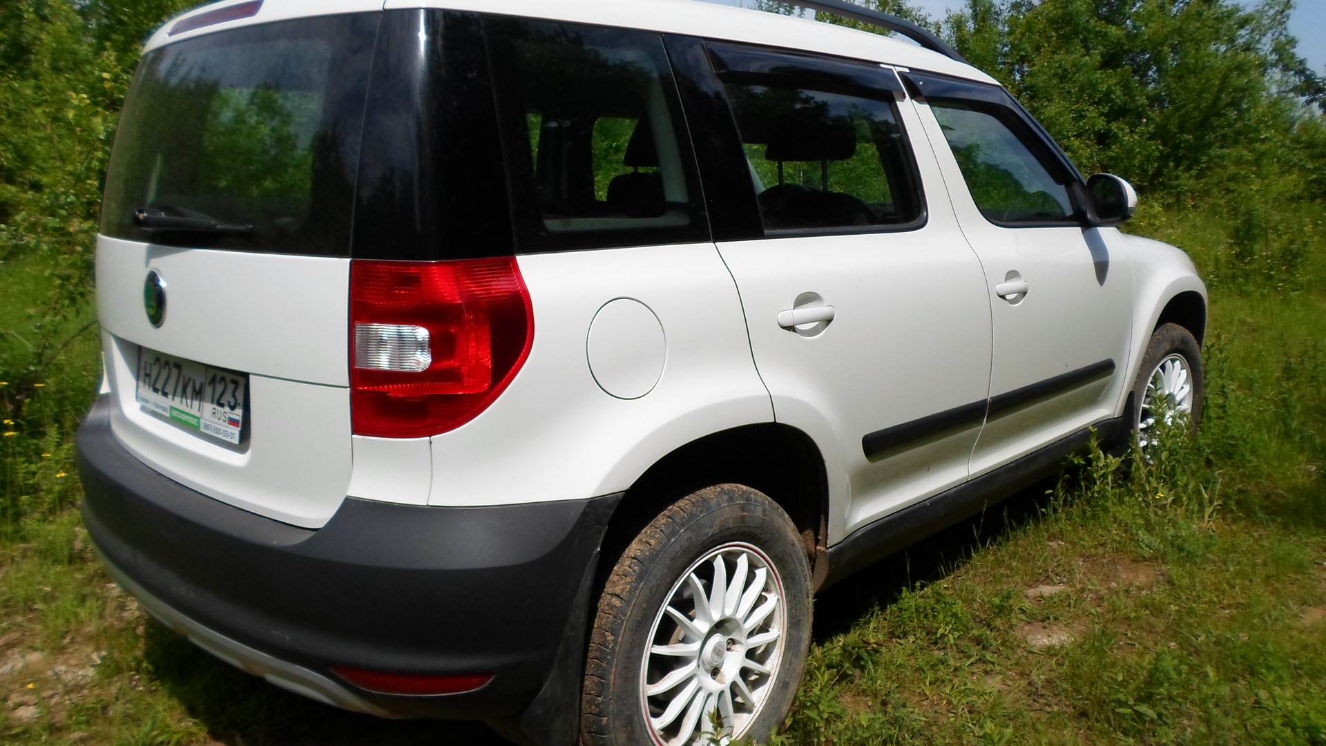 Етти отзывы. Шкода ет и белая. Skoda Yeti White. Шкода Йети белая с красным. Шкода Йети тюнинг.