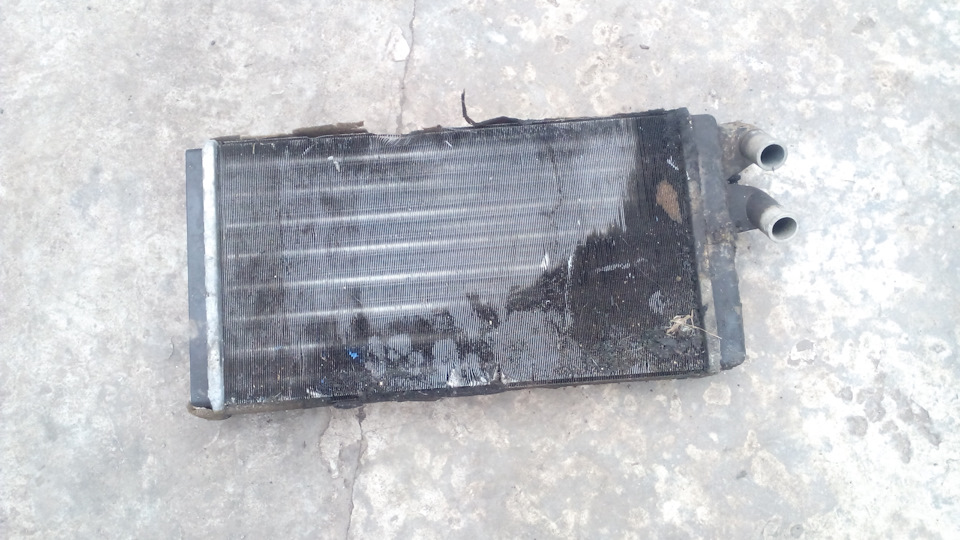 Замена печного радиатора — Audi 100 (C4), 2,3 л, 1994 года | своими ...