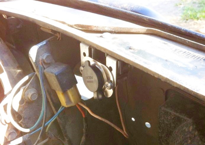 Power outlet перевод на русский в машине для чего