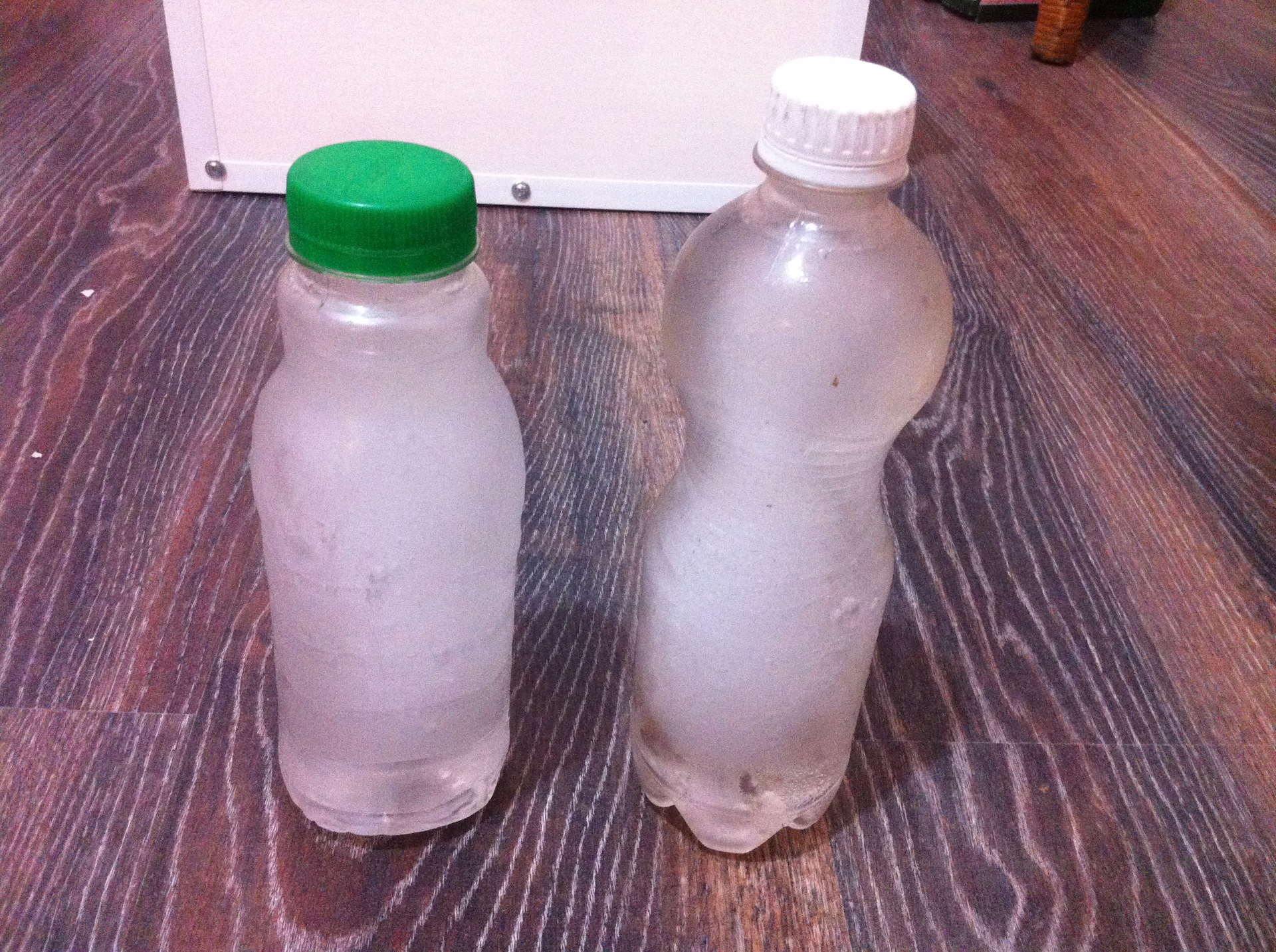 Замороженная вода в бутылке. Замороженная пластиковая бутылка. Пластиковая бутылка в морозилке. Заморозка воды в пластиковых бутылках.