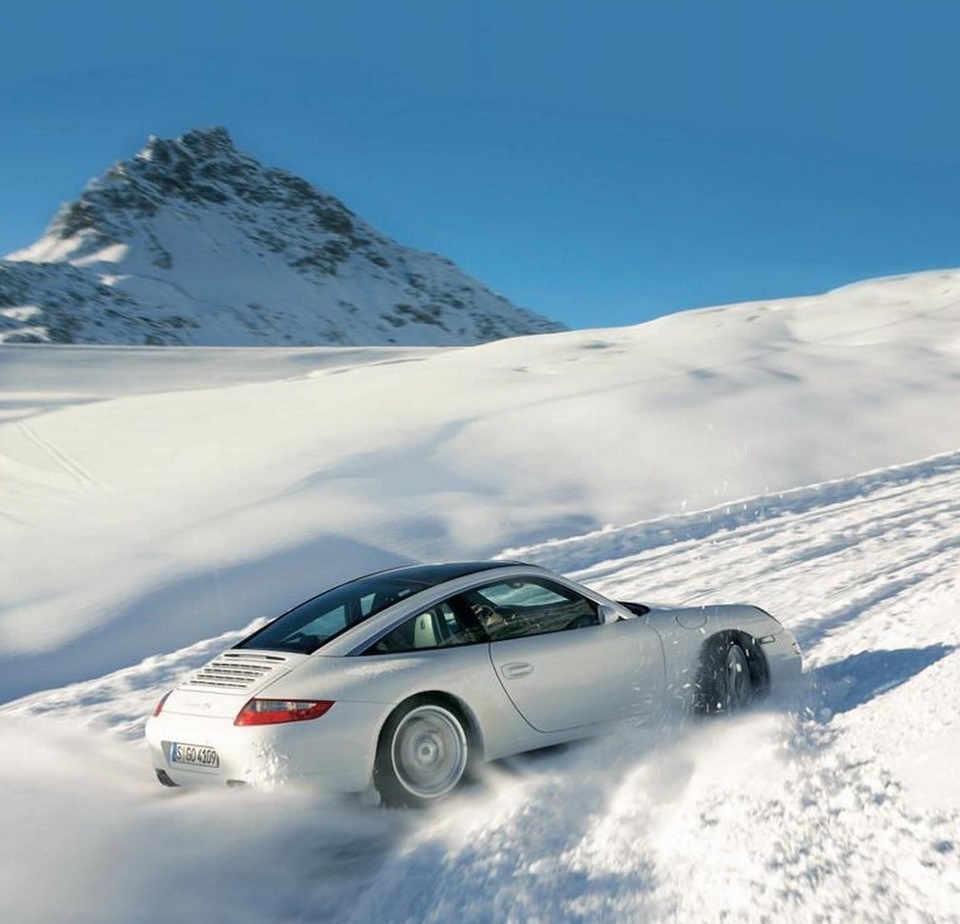 Porsche 911 Winter Snow вертикально