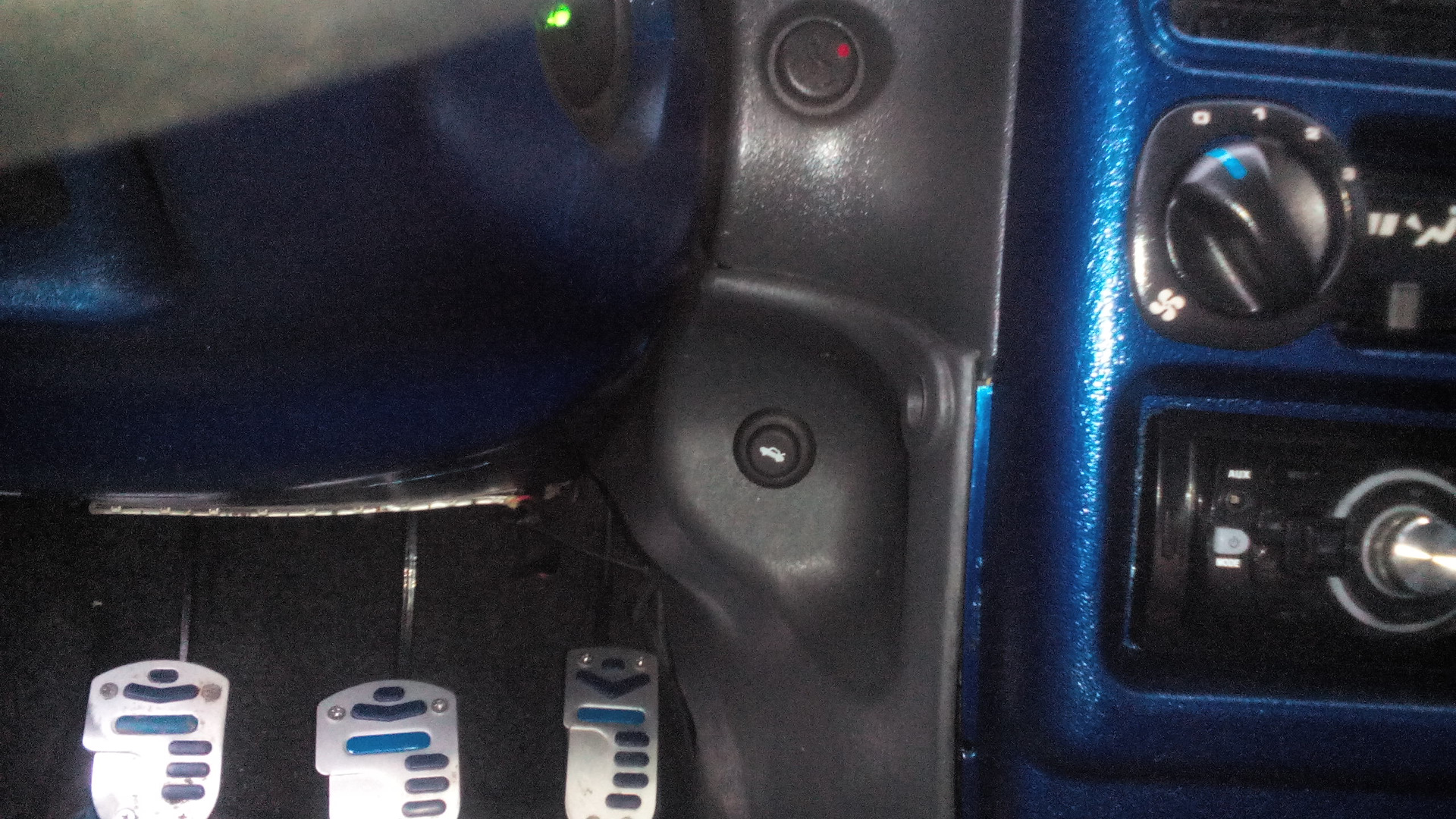 Кнопка багажника 2115. Багажник с кнопки ВАЗ 2115. Кнопка включения освещения багажника ВАЗ 2115. Кнопочный пуск двигателя ВАЗ 2115.