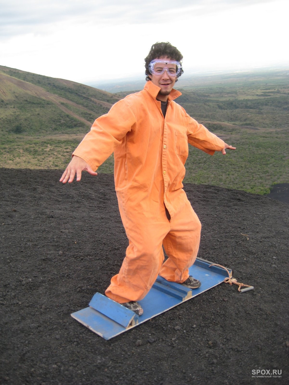 Volcano surfing. Вулканобординг. Вулканический Бординг. Вулканический серфинг. Серфинг на вулкане.
