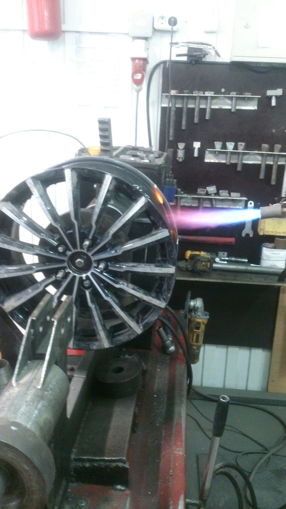 Проточка тормозных дисков, правка колесных дисков, переобувка (к зиме ...