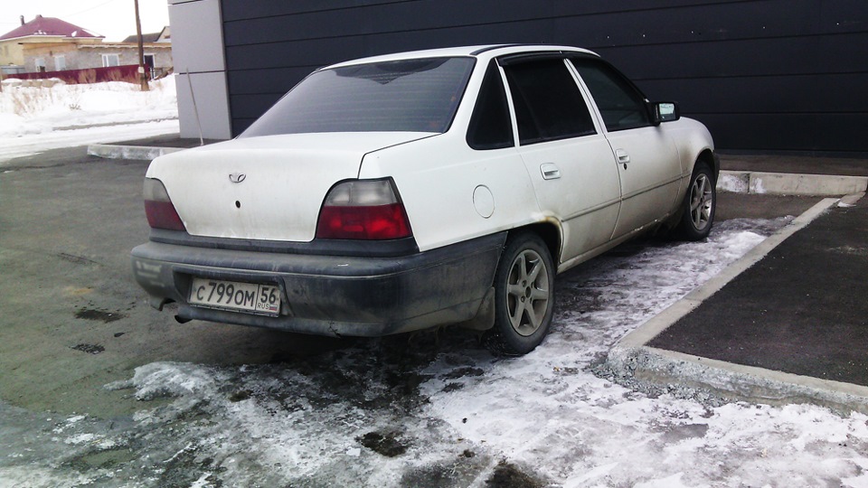 Дэу нексия салон н100. 4902086s 960. Дэу нексия салон н100 фото. Дэу нексия салон н100-4902086s 960. картинка Дэу нексия салон н100. картинка 4902086s 960. От этого автомобиля многого никогда не требовали. Nexia подкупала низкой ценой и неплохой надежностью. Надо сказать, что первое поколение «Ксюши» (так в народе прозвали этот автомобиль) более или менее оправдывало оказанное доверие. Свои первые 100 тысяч автомобиль выхаживал, как правило, без особых проблем. В середине 2008 года завод презентовал обновленную модель — Nexia N150. Теперь, спустя почти 3 года, мы решили суммировать все болячки и проблемные места обновленной модели…