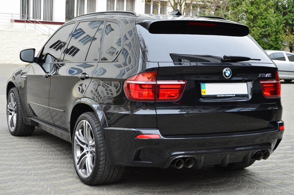 Х5 е70 стойки. BMW x5 e70 черный. BMW x5 e70 m пакет. BMW x5 e70 Black тонированный. BMW x5 e70 черный тонированный.