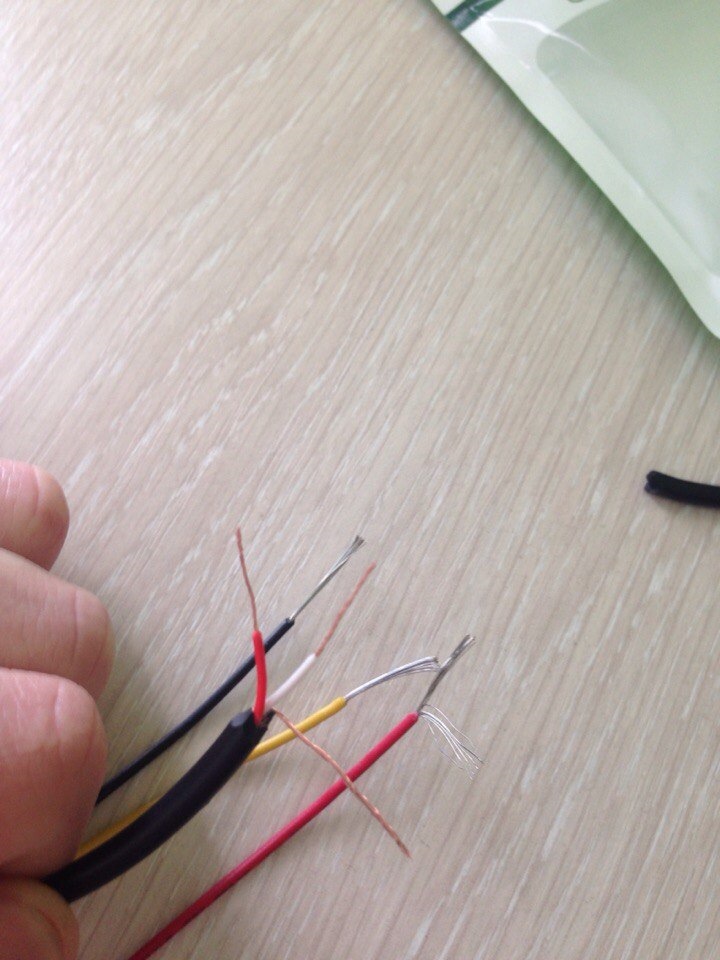 Провод с полоской. Черно белый провод это плюс. Черно белый провод это плюс. Провод с полоской плюс или минус. Блок питания плюс и минус провода.