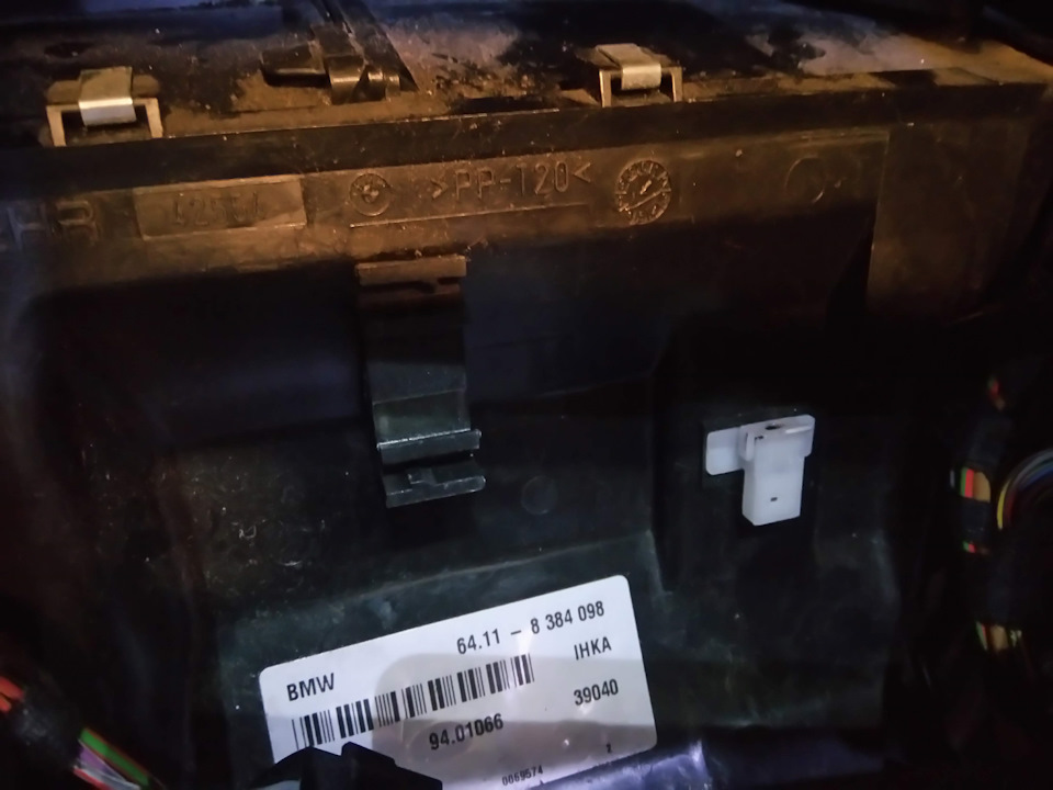 Белый разъём это датчик, его можно не доставать, он снимается вместе с этой стенкой печки — BMW 3 series (E46). Запчасти на фото: 64118384098