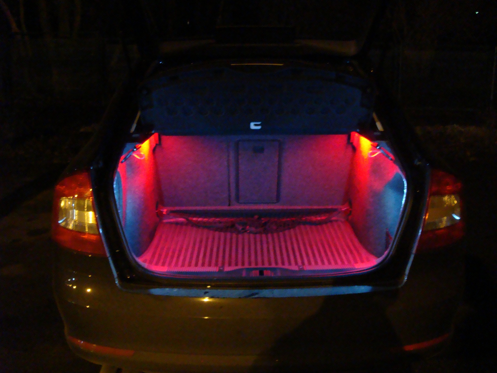 Шкода подсветка багажника. Подсветка багажника x5 e53. Ауди а4 б7 подсветка багажника. Подсветка багажника Mercedes ПДС. Подсветка багажника Mercedes ПДУ.