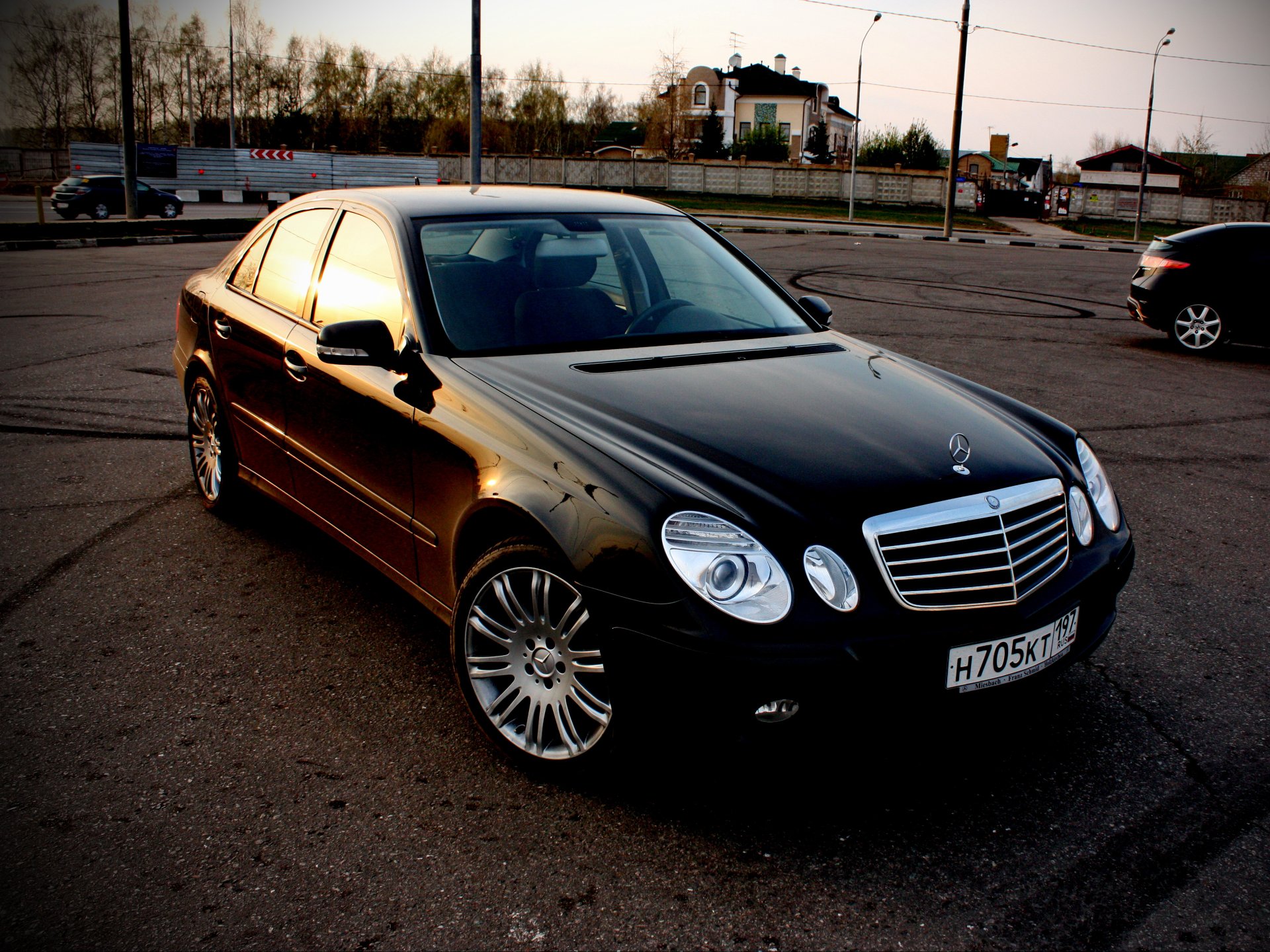 Машина более. Мерседес лупатый 2008. Мерседес Ешка 211. Mercedes-Benz е 230. Мерседес Ешка 2005.