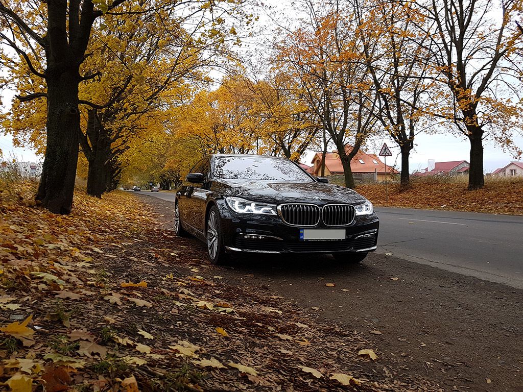 Осенние номера. Осенняя БМВ х5. БМВ х3 осень. BMW осенью. БМВ на фоне осени.