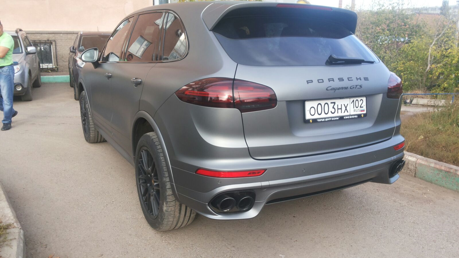 Porsche Cayenne в матовой пленке