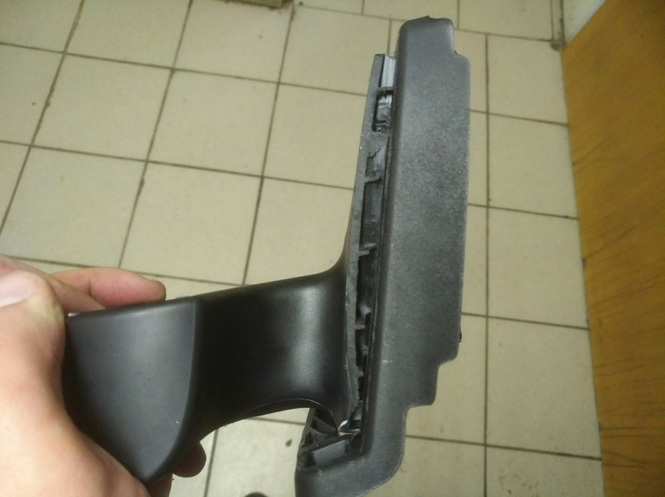 Зеркала лада гранта с поворотниками на ниву. 491c611s 960. Зеркала лада гранта с поворотниками на ниву фото. Зеркала лада гранта с поворотниками на ниву-491c611s 960. картинка Зеркала лада гранта с поворотниками на ниву. картинка 491c611s 960. Доброго времени суток, драйвовые! Сегодня, по возможности подробно, опишу процесс переделки зеркала от Лады Гранты лифтбек на Нивку, таким образом, чтобы в итоге осталось родное основание от Нивы. В прошлой записи (вот здесь: www.drive2.ru/l/469432917139915083/), я писал о паре вариантов переделки. После раздумий остановился на варианте № 2, хоть он и сложнее. Итак, что нам понадобится для переделки: зеркало от Гранты, зеркало от Нивы, шпаклёвка по пластику, обезжириватель, акриловый грунт, черная матовая краска, несколько листов наждачной бумаги (я делал 180-й и финишная 2500), напильник, полотно по металлу, ну и сопутствующий инструмент в виде отвертки, линейки и т.д.Этап №1. После разбора обоих зеркал (снять их с оснований) берем основание от Нивы и полотном срезаем все лишнее, как на фото. Пилим смело по граням.