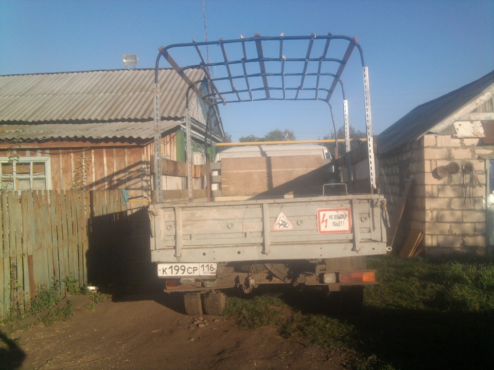 Надоело нагибаться при загрузки или разгрузки, увеличил высоту тента ...