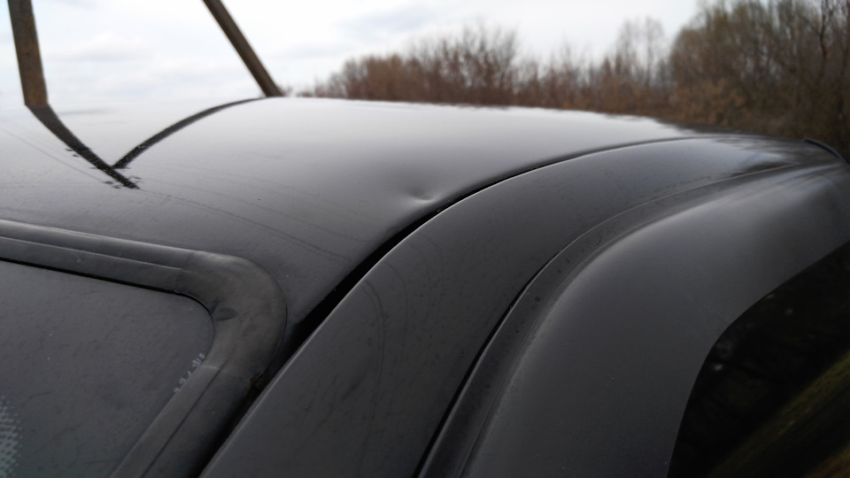 Вмятина на крыше около ребра — Lada 112 Coupe