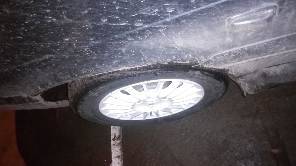 Трут колеса в крайних положениях руля. — Lada 2113, 1,6 л, 2007 года ...