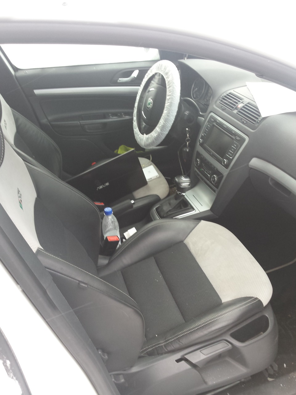 что такое dsg в автомобиле skoda. 493503cs 960. что такое dsg в автомобиле skoda фото. что такое dsg в автомобиле skoda-493503cs 960. картинка что такое dsg в автомобиле skoda. картинка 493503cs 960. "С чего бы это вдруг?" — подумаете Вы. У тебя же механика, мужик! Очнись, какая DSG? О чем ты?Дело в том, что мой отец собрался брать новый автомобиль (Собственно он его уже приобрел). Подвернулся удобный вариант в лице Volkswagen Transporter. Ну и так как я сам являюсь заядлым VAGоводом, меня тоже заинтересовал данный аппарат!Коротко о нем:-2012 г/в (модельный год 2013);-двигатель 2,0 TSI (204лс);-коробка DSG7;-привод 4motion.