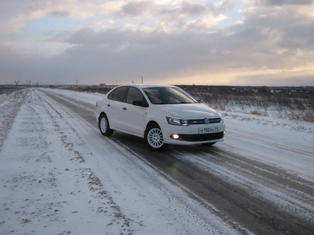 Белый седан Volkswagen Polo зима