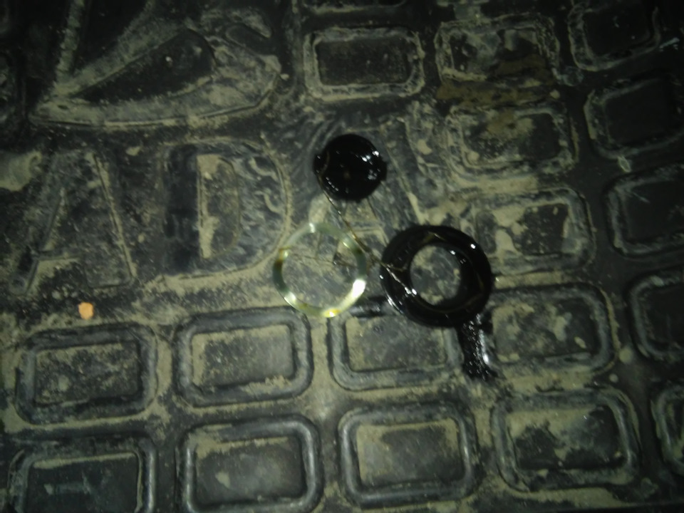 Выбило крышку маслозаливной горловины — Москвич Святогор, 2 л, 2000 ...